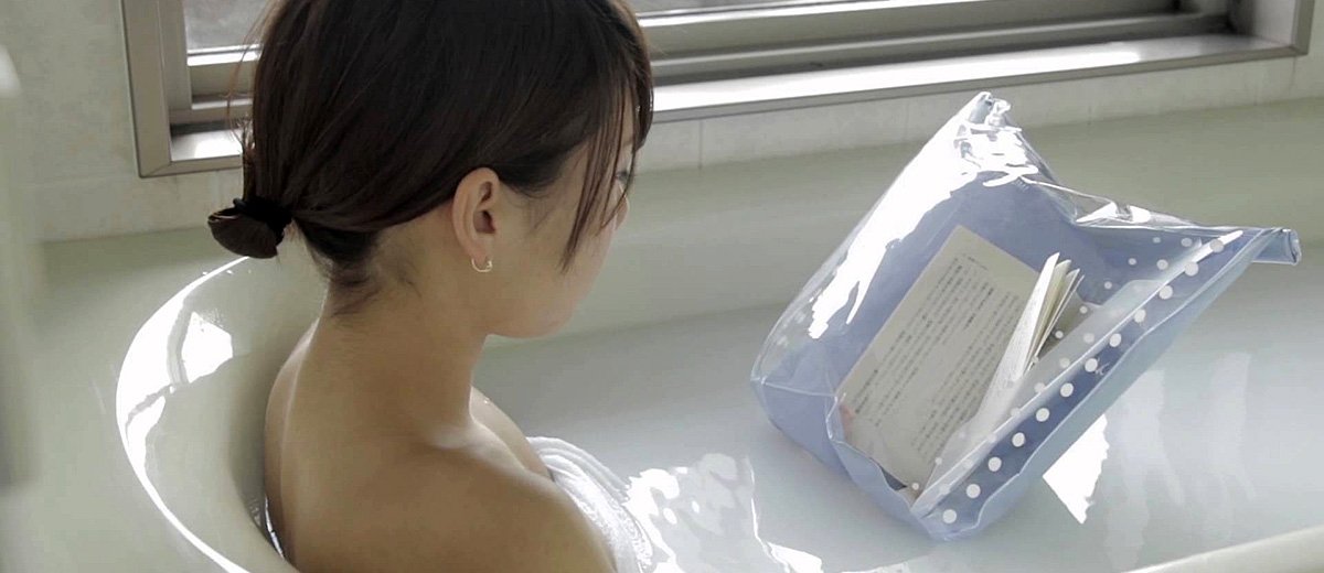 Les Japonais peuvent lire un livre dans le bain sans se soucier de